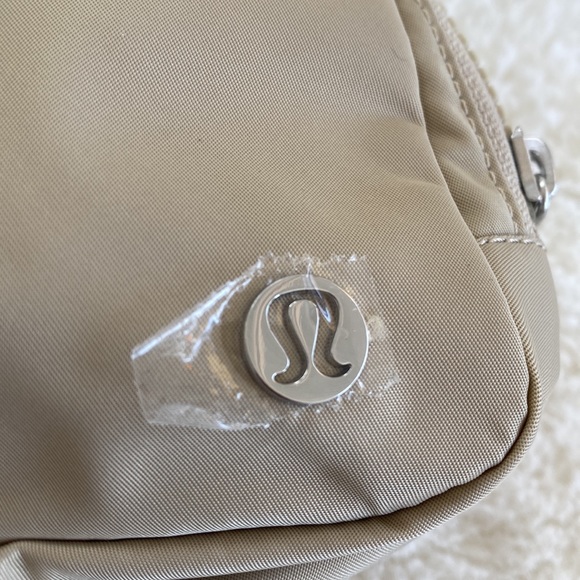 ❤️ Lululemon Everywhere Belt Bag in Trench NWT - Picture 7 of 9